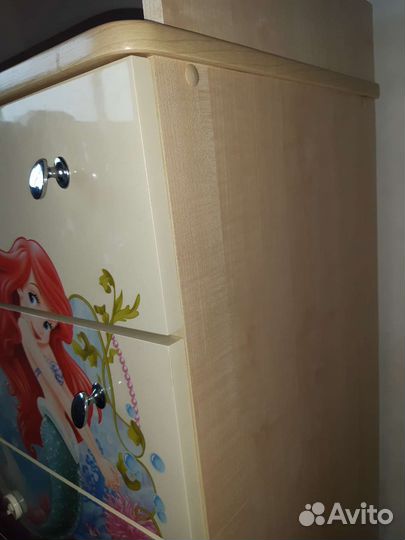 Детская кровать и комод