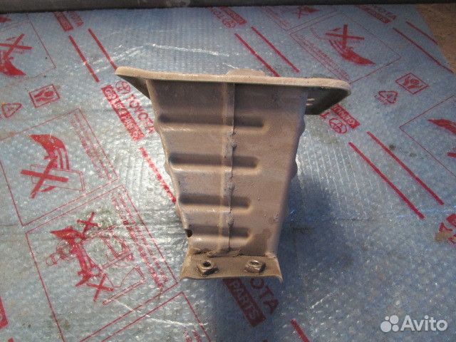 Кронштейн усилителя переднего бампера правый Opel