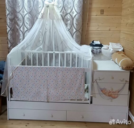 Детская кроватка с маятником и комодом