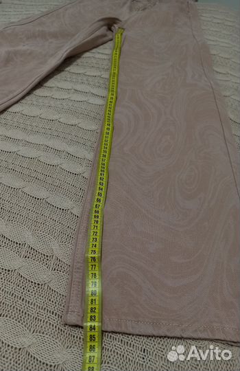 Бежевые джинсы с мраморным принтом