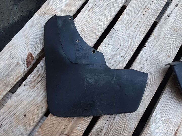 Брызговик передний Рено Дастер