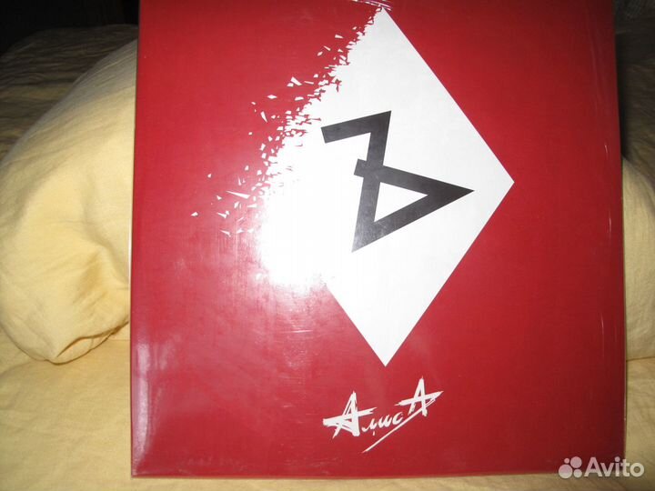 Алиса Винил - Ъ, 2012, Саботаж