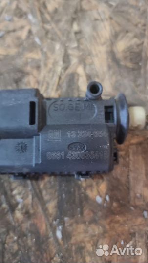 Активатор замка крышки бензобака Opel Astra H седа