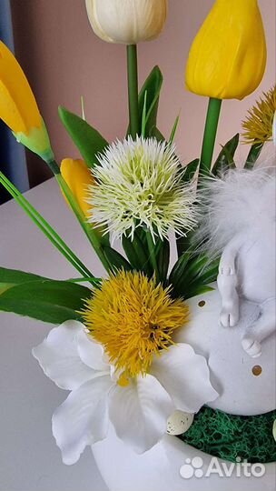 Кролик на яйце в кашпо