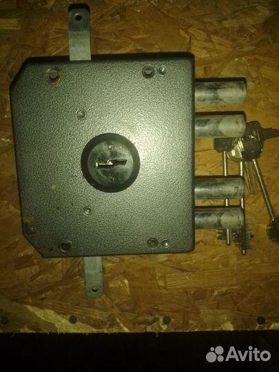 Замок дверной накладной