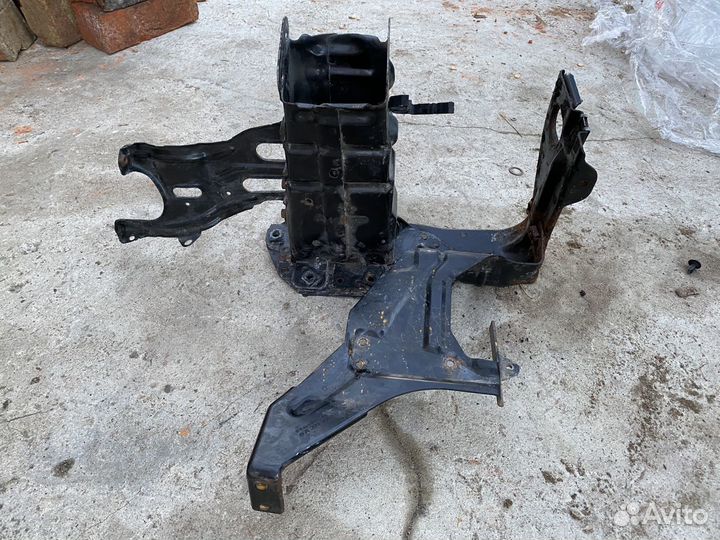 Кронштейн усилителя правый Mercedes CLK W209