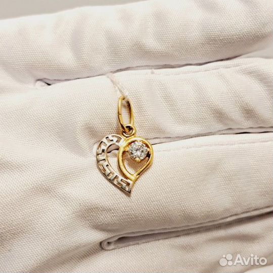 Золотая подвеска с камнем