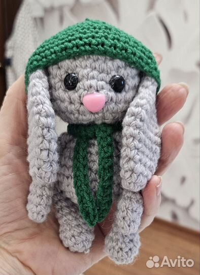 Вязаный заяц в шапочке