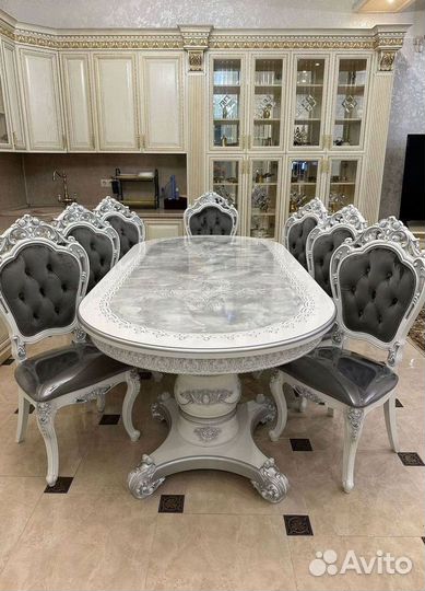 Большой обеденный стол и стулья