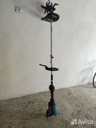 Makita DUX60Z с насадкой культиватором KR401MP