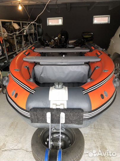 Лодка с мотором и прицепом