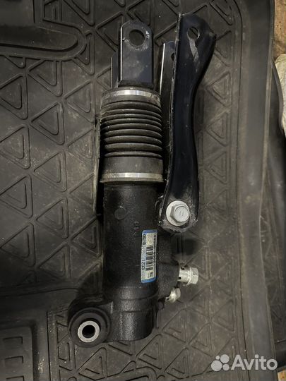 Цилиндр заднего стабилизатора Toyota Land Cruiser