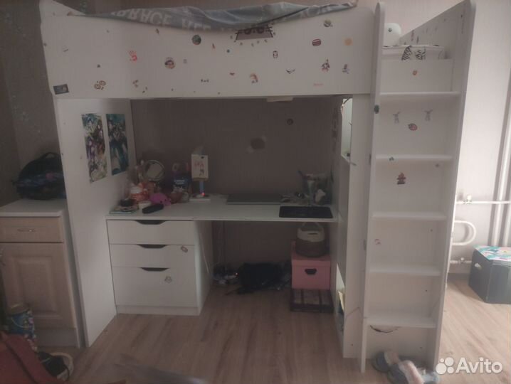 Детская кровать чердак со столом и шкафом