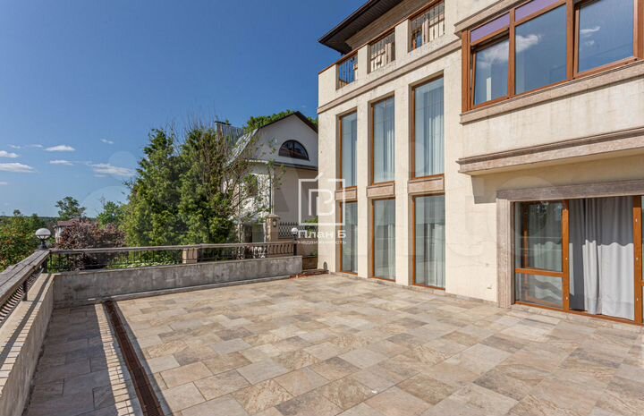 Дом 600 м² на участке 10 сот.