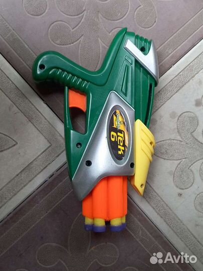 Игрушечный бластер