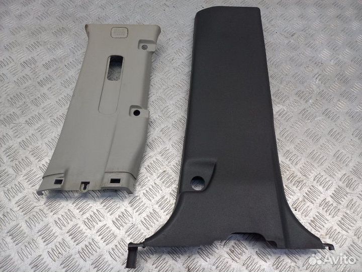 Обшивка стойки центральной правой Nissan Navara