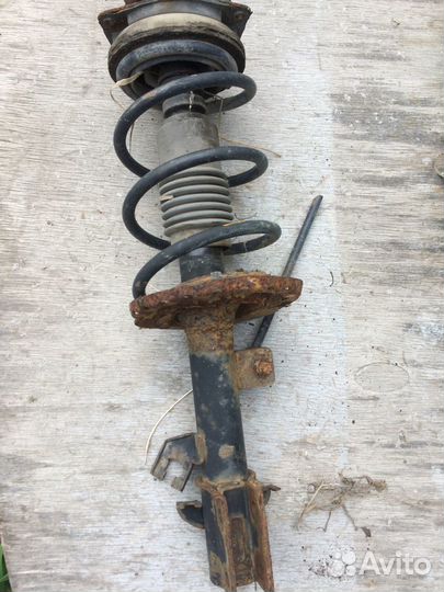 Амортизатор передний левый стойка Nissan Note