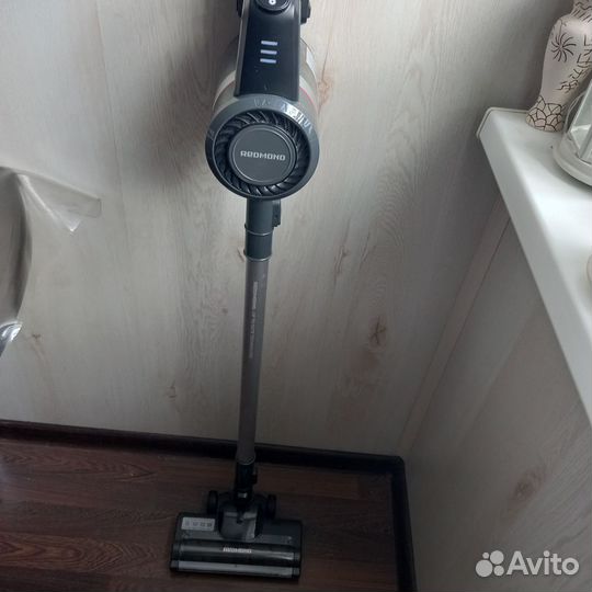 Пылесос беспроводной вертикальный Redmond RV-UR362