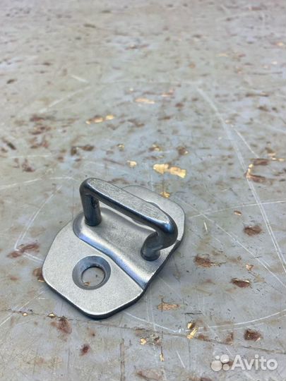 Петля замка двери задняя правая Bmw 5 G30 2.0 2021