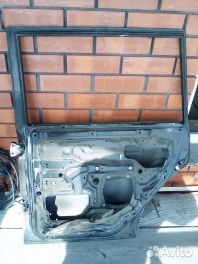 Продам заднюю правую дверь, левое стекло багажника
