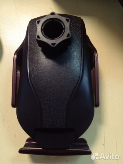 Автомобильный держатель с беспроводной зарядкой