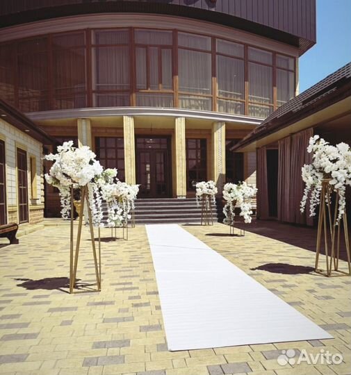 Стойки с цветами