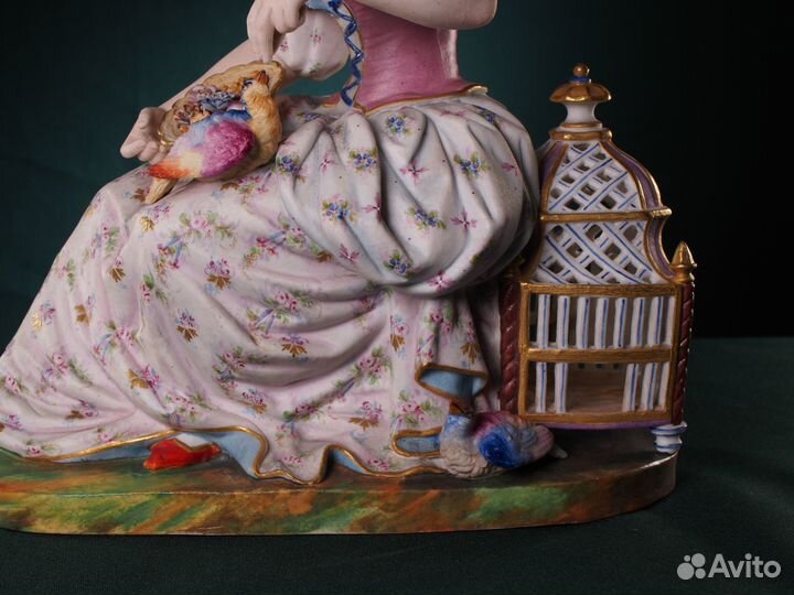 Фарфоровая статуэтка 