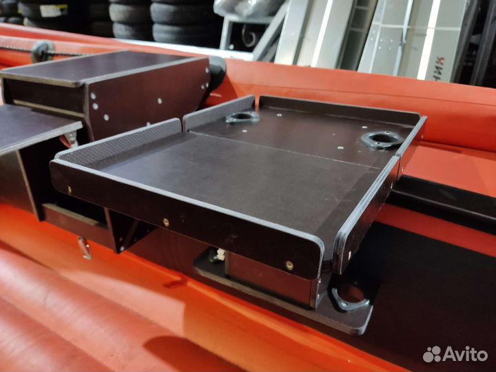 Столик под эхолот с двумя держателями удилища