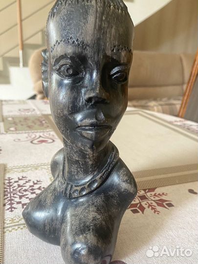 Статуэтка - бюст девушки из черного дерева