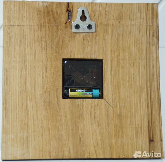 160 Часы. Резьба по дереву. Дуб. 23 на 23 см