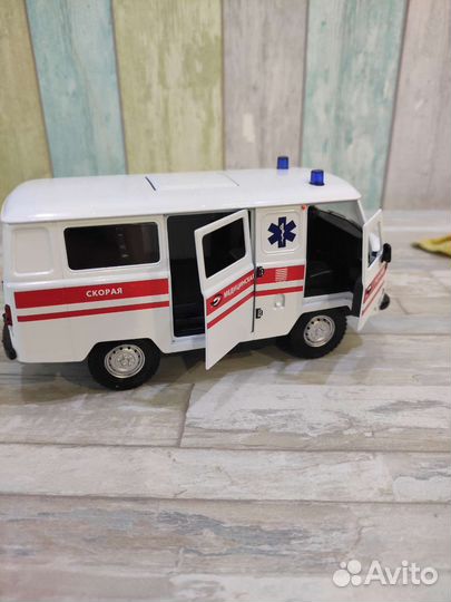 Машинка скорая помощь