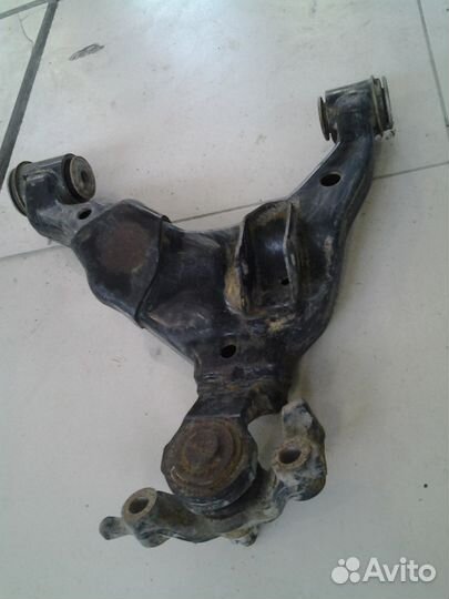 Тойота ленд-крузер рычаг передний правый нижний