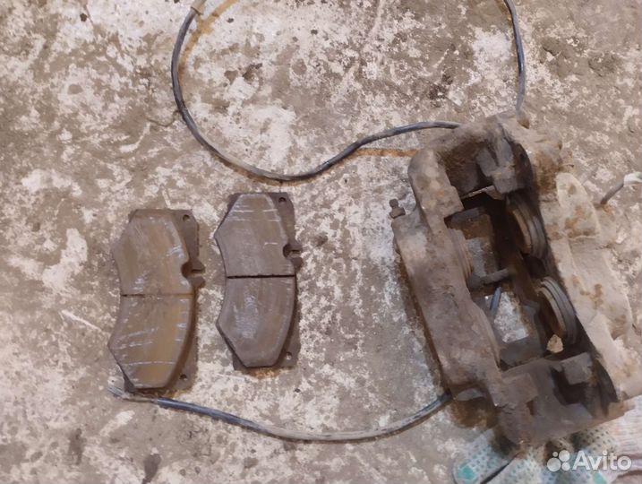 Тормозной суппорт левый на Мерседес Бенс Бус