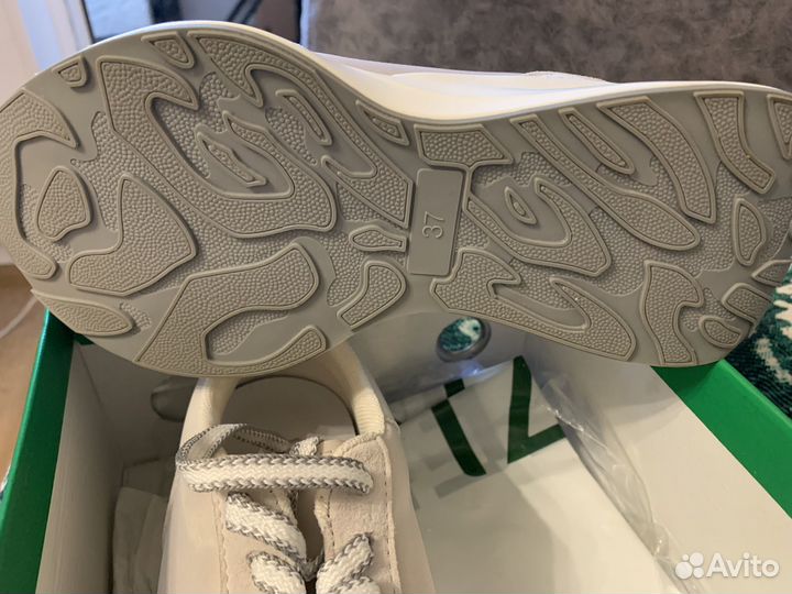 Кроссовки женские 37 размер новые