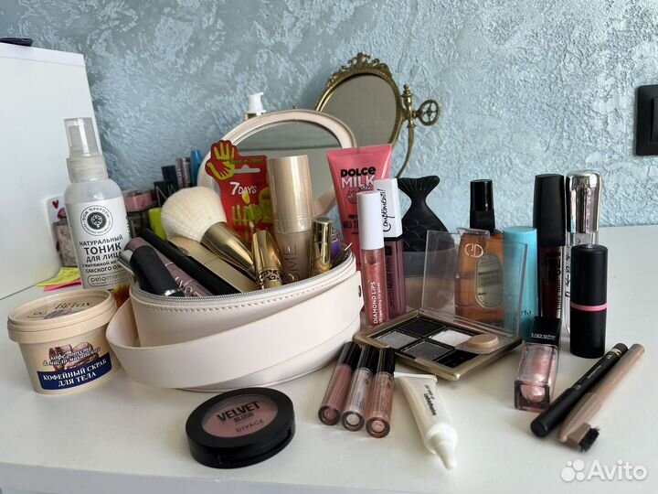 Косметика:помада, кисть, ресницы, хайлайтер, крем