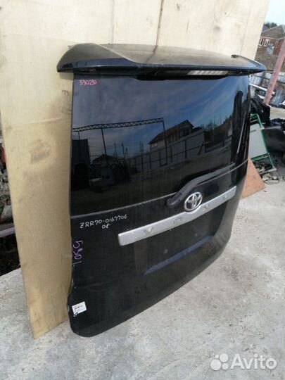 Дверь багажника Toyota Voxy ZRR70