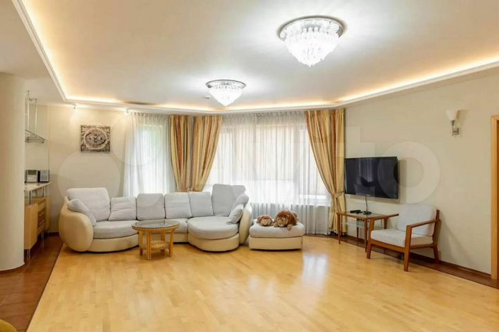 Дом 700 м² на участке 12 сот.