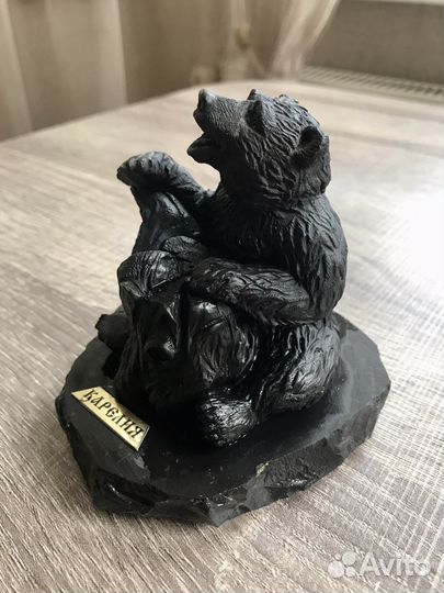 Шунгитовая фигурка Медведь с рыбой