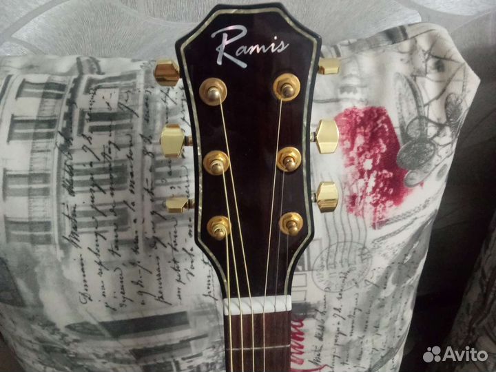 Акустическая гитара