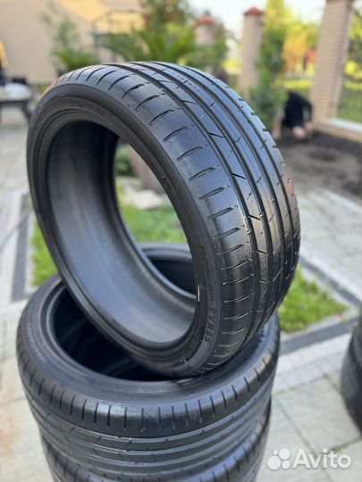 Nokian Tyres Hakka Black 2 245/40 R20 и 275/35 R20 102Y