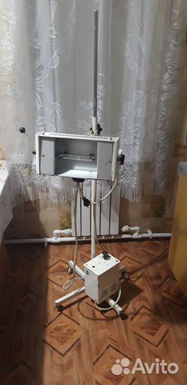 Кварцевая лампа на штативе