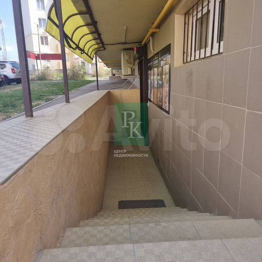 Помещение 54 м² на первой линии в крупном жилом ма