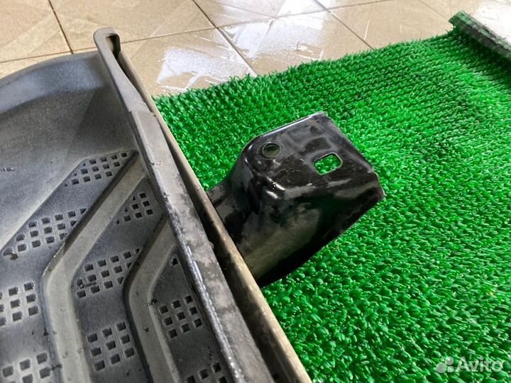 Кронштейн подножки прав. Toyota Sequoia