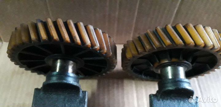 Вал уравновешивающий с шестярней Ока