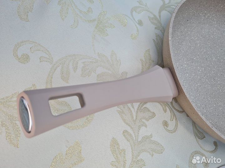 Сковороды с мраморным покрытием серии Carmeliya