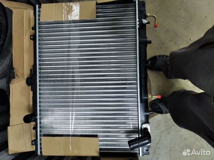 Продам радиатор охлаждения Мицубиси Паджеро спорт