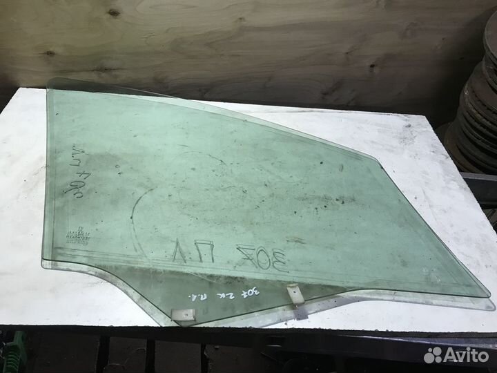 Стекло переднее левое Peugeot 307