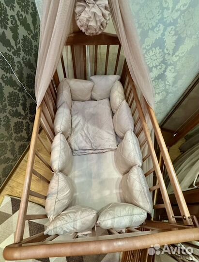 Детская кроватка с маятником из массива ореха