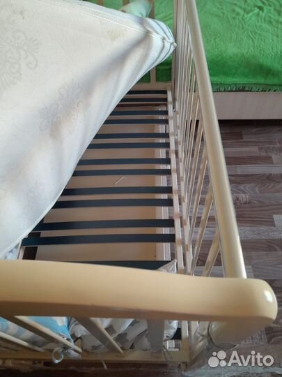 Детская кроватка с маятником и ящиком