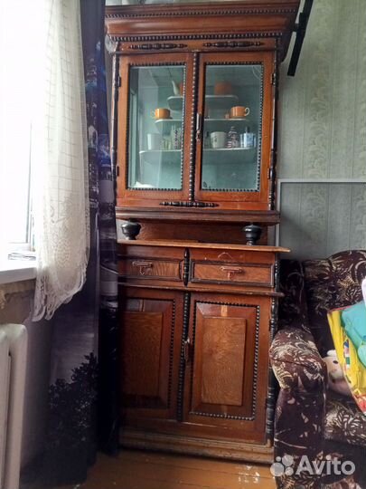 Старинный антикварный шкаф буфет